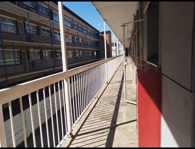 3 BEDROOM FLAT FOR SALE IN KEMPTON PARK CENTRAL
